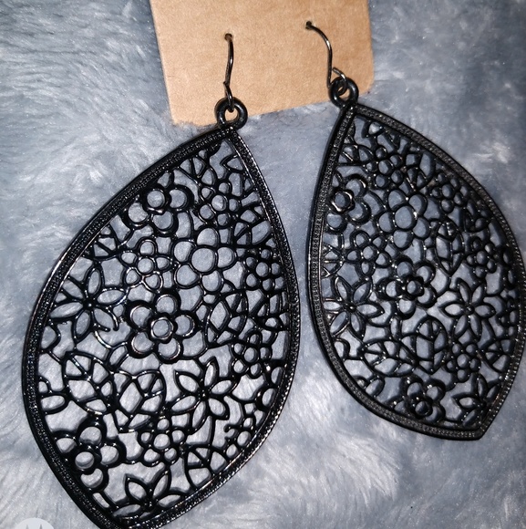 Floral Hollow Leaf Shaped Drop Earrings - Picture 3 of 8